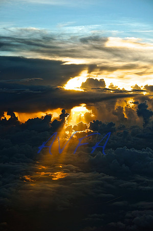 GOLDEN RAYS TRU CLOUDS