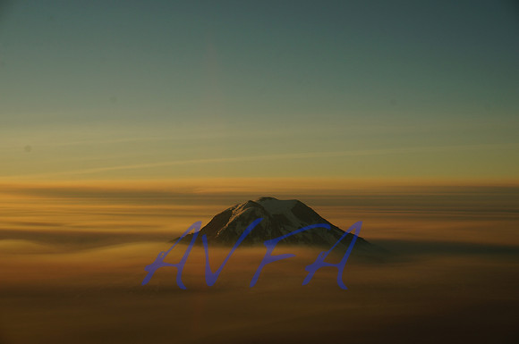 MT RAINIER MORNING CLOUD